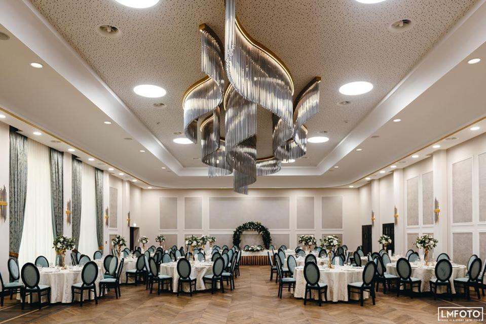 Debowy Dwor Hotel Ruda Rozaniecka Buitenkant foto