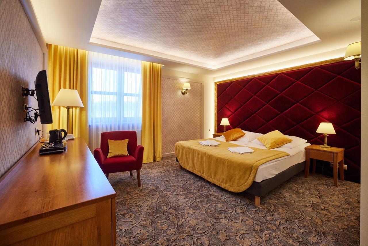 Debowy Dwor Hotel Ruda Rozaniecka Buitenkant foto