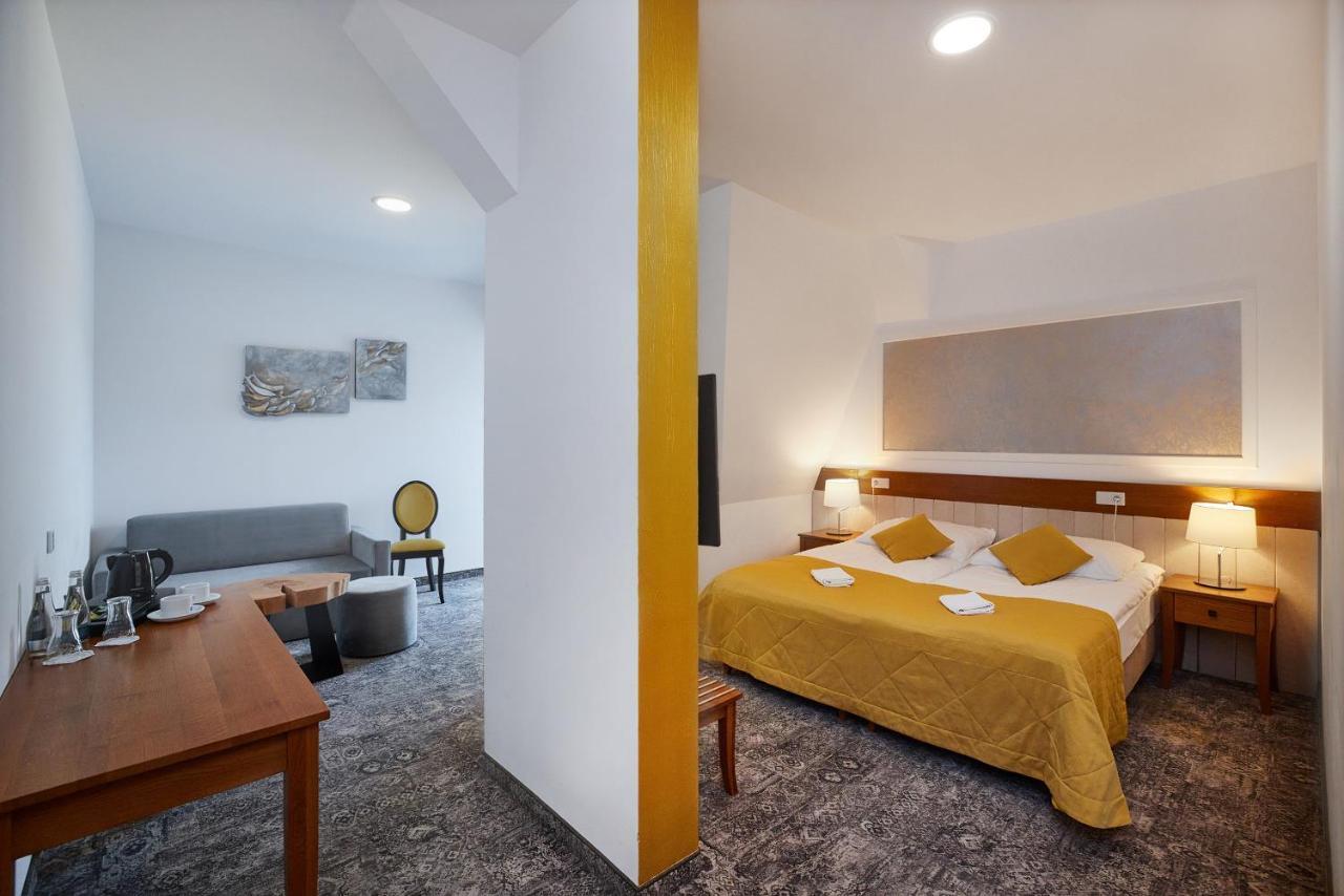 Debowy Dwor Hotel Ruda Rozaniecka Buitenkant foto