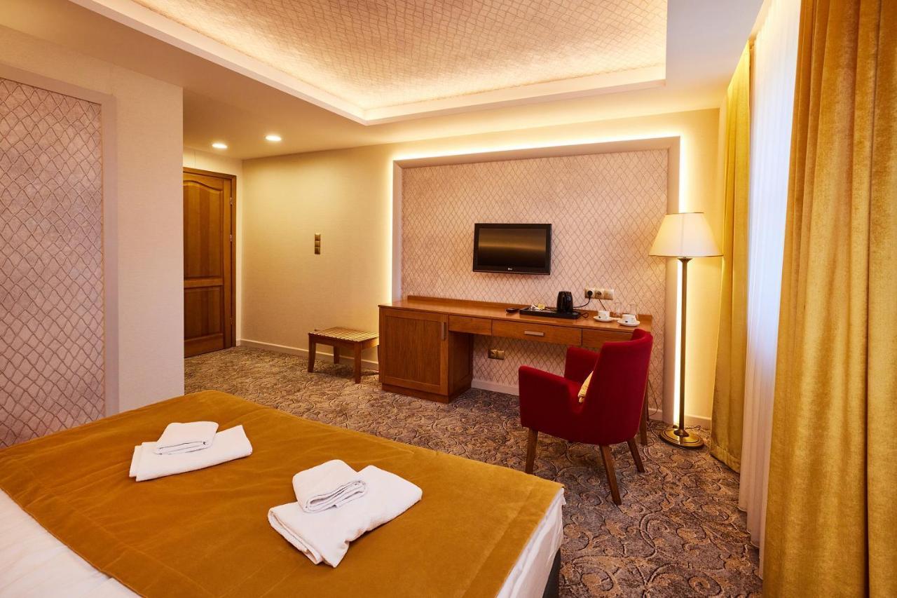 Debowy Dwor Hotel Ruda Rozaniecka Buitenkant foto