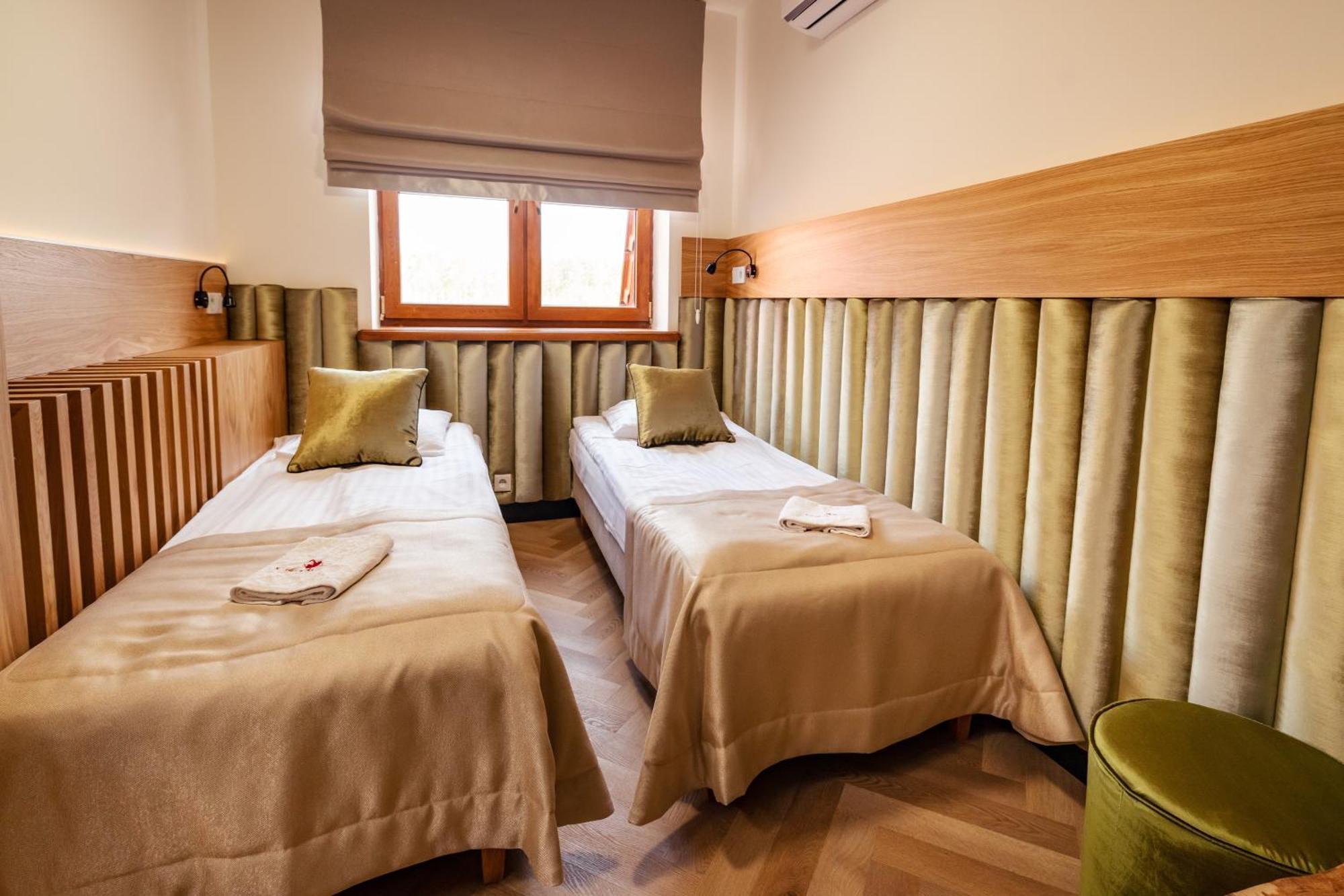 Debowy Dwor Hotel Ruda Rozaniecka Buitenkant foto